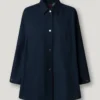 Abrigo tipo capa con cuello de camisa