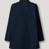 Abrigo tipo capa con cuello de camisa