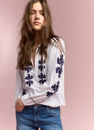 Blusa con bordado floral