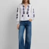 Blusa con bordado floral Blusa con bordado floral