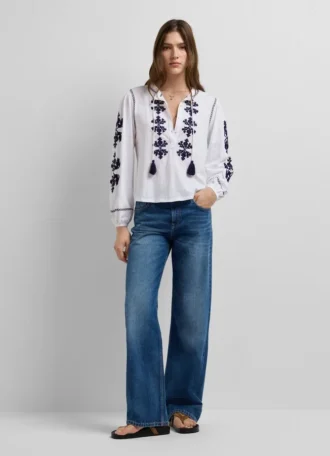 Blusa con bordado floral