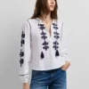Blusa con bordado floral Blusa con bordado floral