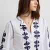 Blusa con bordado floral Blusa con bordado floral