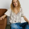 Blusa con cuello en V bordado