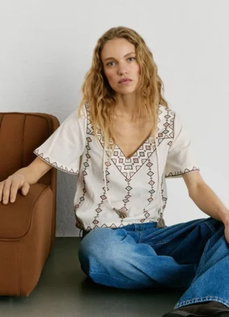 Blusa con cuello en V bordado
