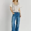 Blusa con cuello en V bordado