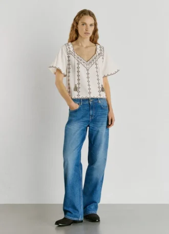 Blusa con cuello en V bordado