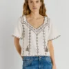Blusa con cuello en V bordado