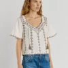 Blusa con cuello en V bordado
