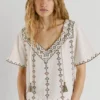 Blusa con cuello en V bordado