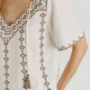 Blusa con cuello en V bordado