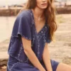 Blusa con cuello en V y detalles bordados Blusa con cuello en V y detalles bordados