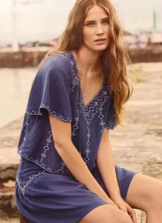 Blusa con cuello en V y detalles bordados