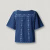 Blusa con cuello en V y detalles bordados Blusa con cuello en V y detalles bordados