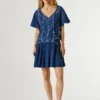 Blusa con cuello en V y detalles bordados Blusa con cuello en V y detalles bordados