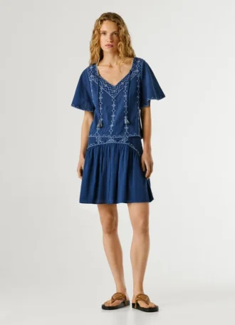Blusa con cuello en V y detalles bordados