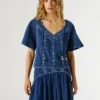 Blusa con cuello en V y detalles bordados Blusa con cuello en V y detalles bordados