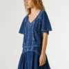 Blusa con cuello en V y detalles bordados Blusa con cuello en V y detalles bordados