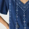 Blusa con cuello en V y detalles bordados Blusa con cuello en V y detalles bordados