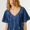 Blusa con cuello en V y detalles bordados Blusa con cuello en V y detalles bordados