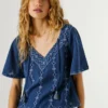 Blusa con cuello en V y detalles bordados Blusa con cuello en V y detalles bordados