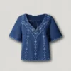 Blusa con cuello en V y detalles bordados Blusa con cuello en V y detalles bordados