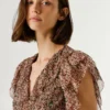 Blusa con cuello en V y volantes Blusa con cuello en V y volantes