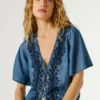Blusa con detalles bordados Blusa con detalles bordados