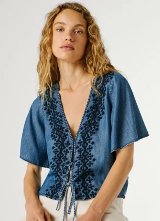 Blusa con detalles bordados