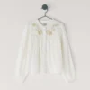 Blusa con detalles bordados