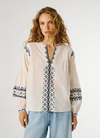 Blusa con detalles bordados