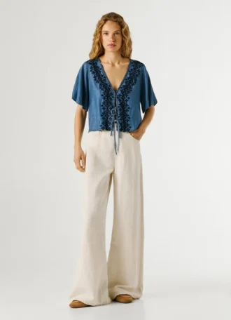 Blusa con detalles bordados