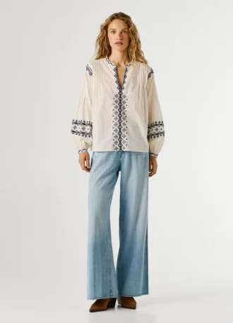 Blusa con detalles bordados
