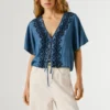 Blusa con detalles bordados Blusa con detalles bordados