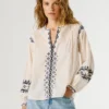 Blusa con detalles bordados