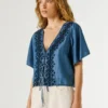 Blusa con detalles bordados Blusa con detalles bordados