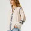 Blusa con detalles bordados