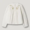 Blusa con detalles bordados