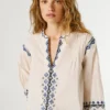 Blusa con detalles bordados