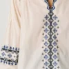 Blusa con detalles bordados