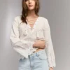 Blusa con detalles calados Blusa con detalles calados