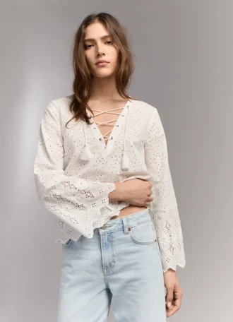 Blusa con detalles calados