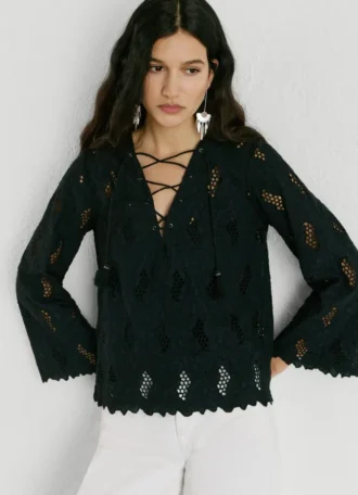 Blusa con detalles calados