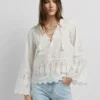 Blusa con detalles calados Blusa con detalles calados