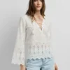 Blusa con detalles calados Blusa con detalles calados