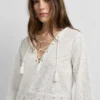Blusa con detalles calados Blusa con detalles calados