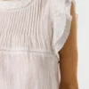 Blusa con detalles plisados