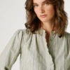 Blusa de rayas con cuello mao