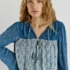Blusa fluida con estampado floral