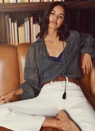 Blusa semitransparente con volantes
